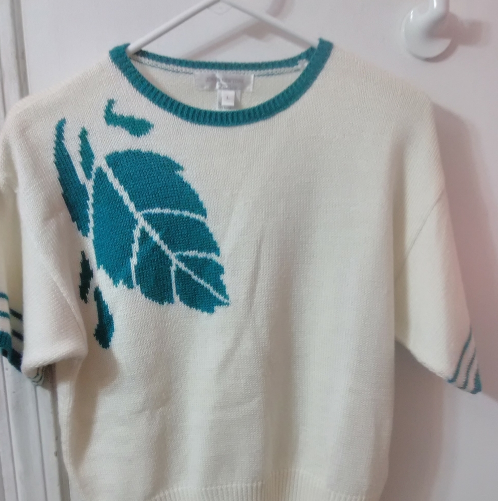Off-white short sleeve sweater top with leaf on it